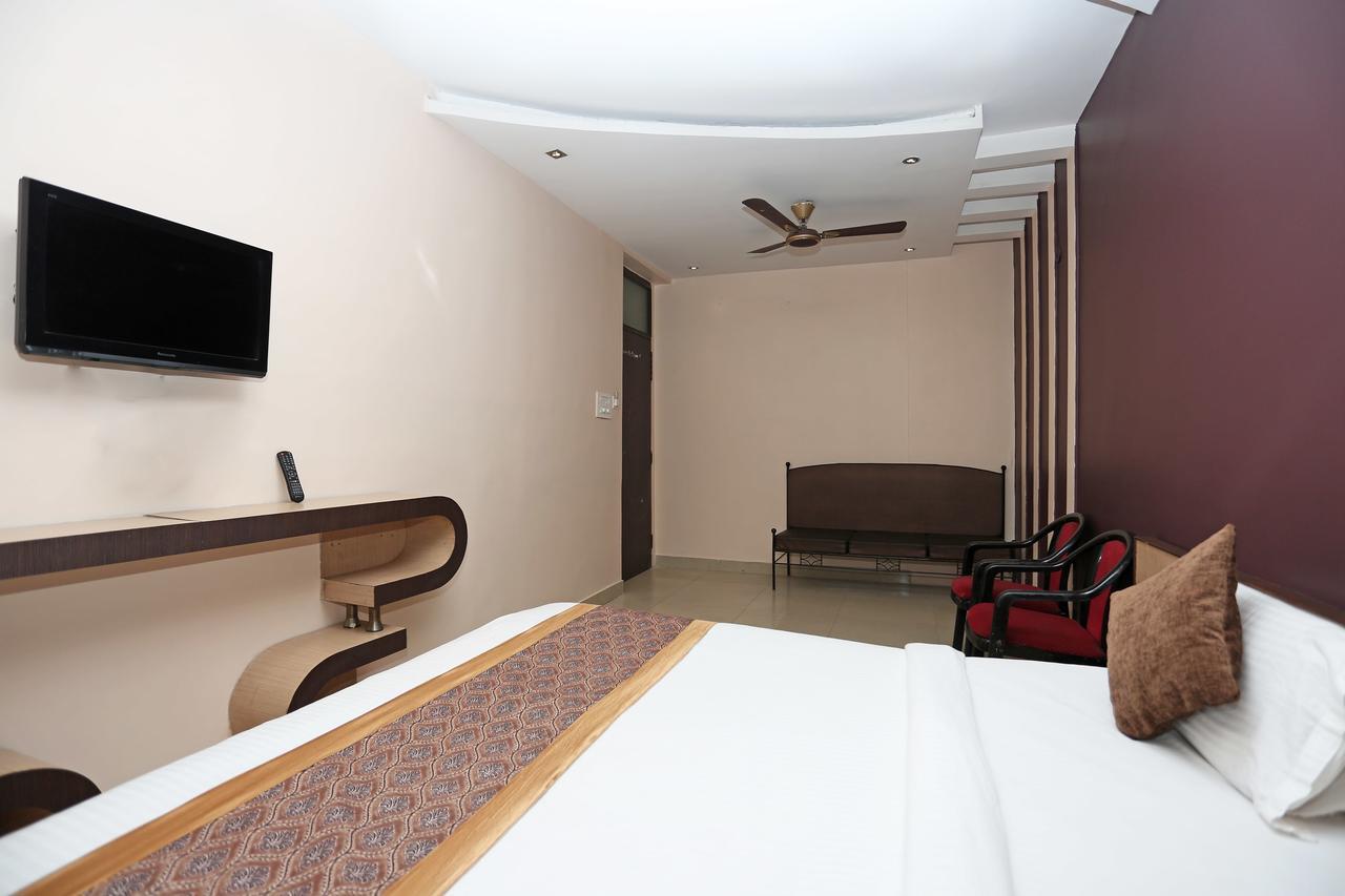 Oyo 11596 Sanjay Guest House กานปูร์ ภายนอก รูปภาพ